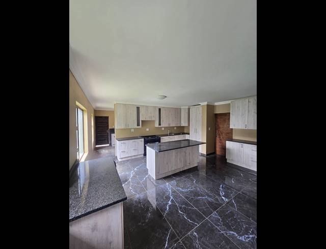 6 BEDROOM HOUSE FOR SALE IN RIVERSDALE